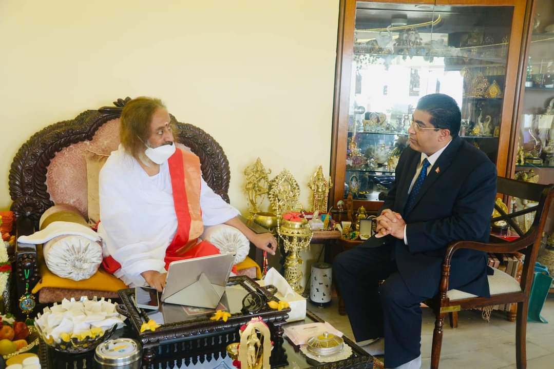 पूर्वमन्त्रि एकनाथ ढकालद्वारा विश्व चर्चित गुरु रविशंकर संग भेट