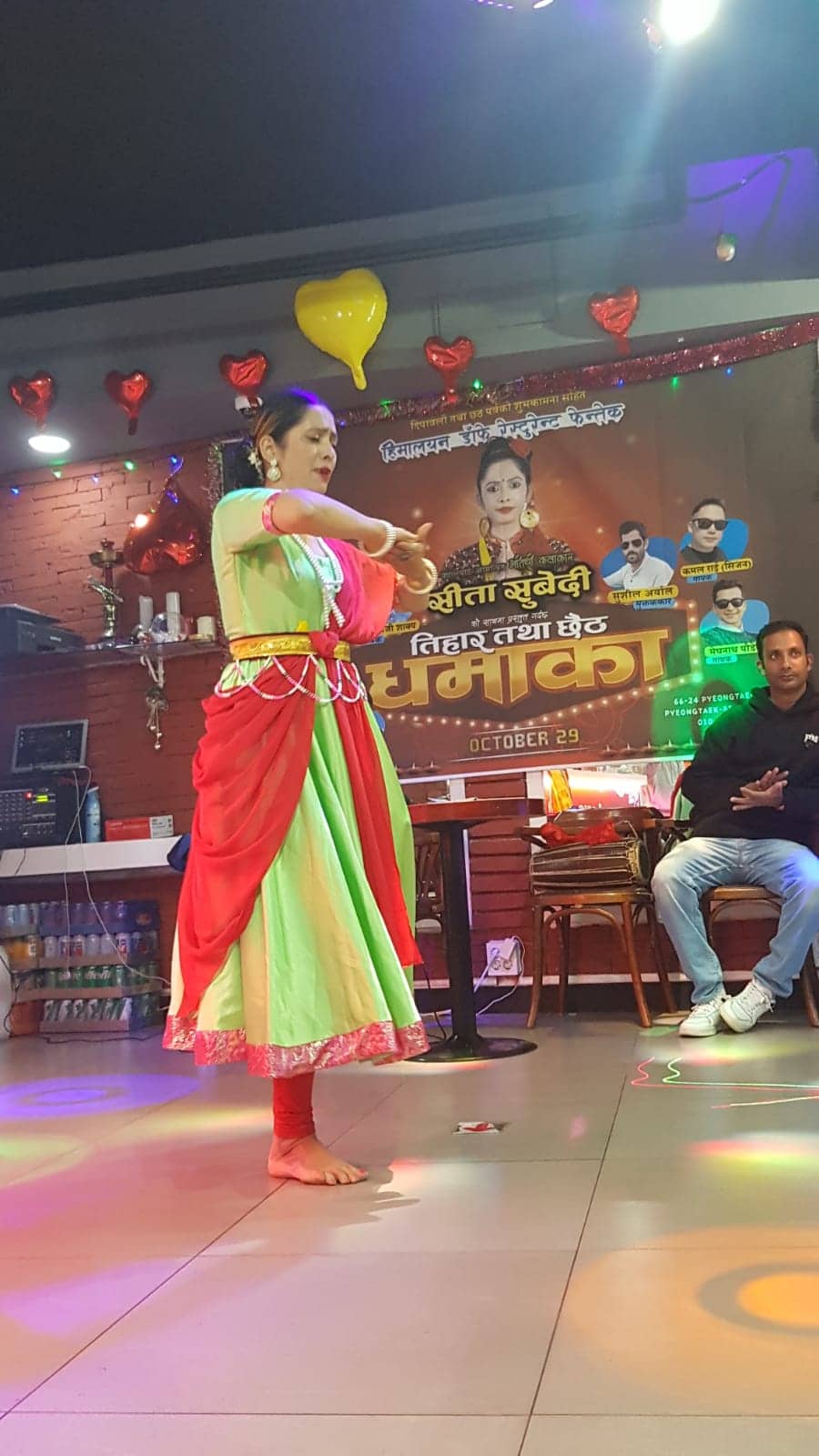 कोरियामा एउटा खुट्टाले नाचेर मनोरंजन दिंदै सिता