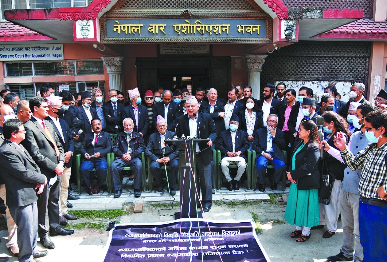 चोलेन्द्र फर्किने खबरले राजनितिक हलचल , वलिलहरुले जबराको बाटो छेक्ने !