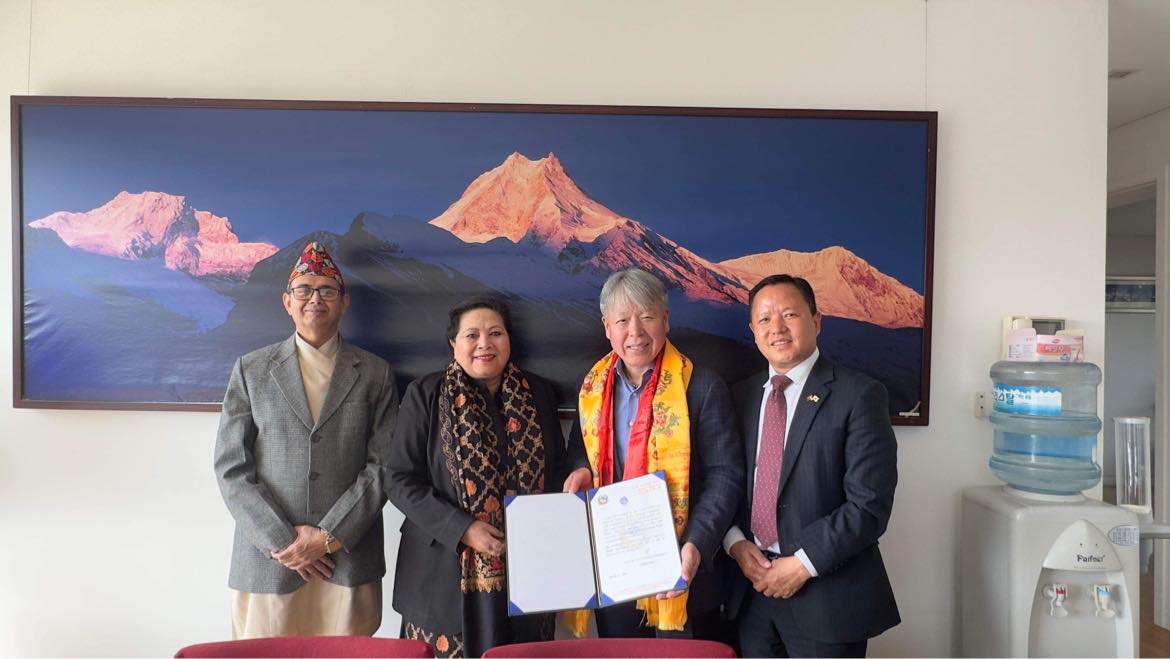नेपाली दूतावास सियोलद्वारा नेपाली मानार्थ नागरिक समाजसेवी अम होङ गिल सम्मानित 