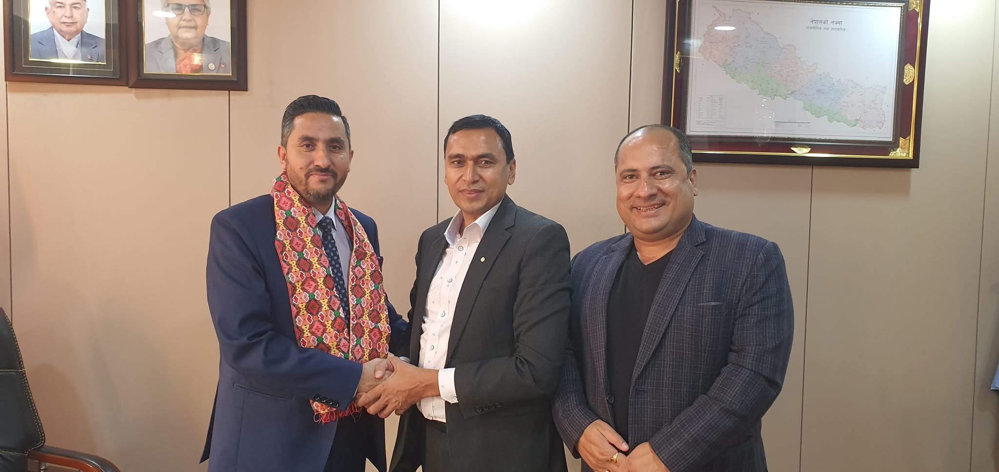 सन्चार मन्त्री खरेल र एन आर एन निवर्तमान अध्यक्ष कुँवर बिच भेटवार्ता 